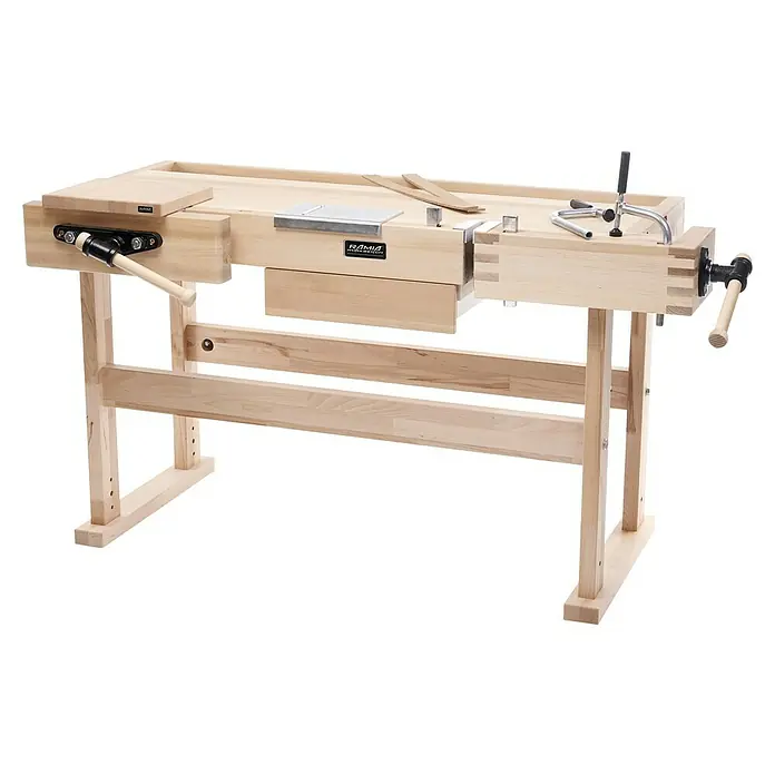 Ramia Hobelbank Premium 2 - L x B: 1.610 x 760 mm, Arbeitshöhe: 860 mm, Holz - Diese Aufnahme zeigt eine Ramia Werkbank aus Holz. Die Werkbank ist mit einer Schublade und zwei Schraubstöcken ausgestattet.