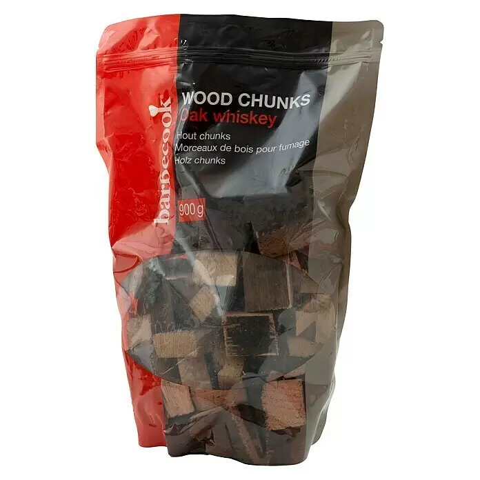 Barbecook Räucherchips - 900 g, Eiche Whisky - Rot-schwarzer transparenter Beutel mit 900g Eichen-Whiskey-Holzstücken zum Räuchern.