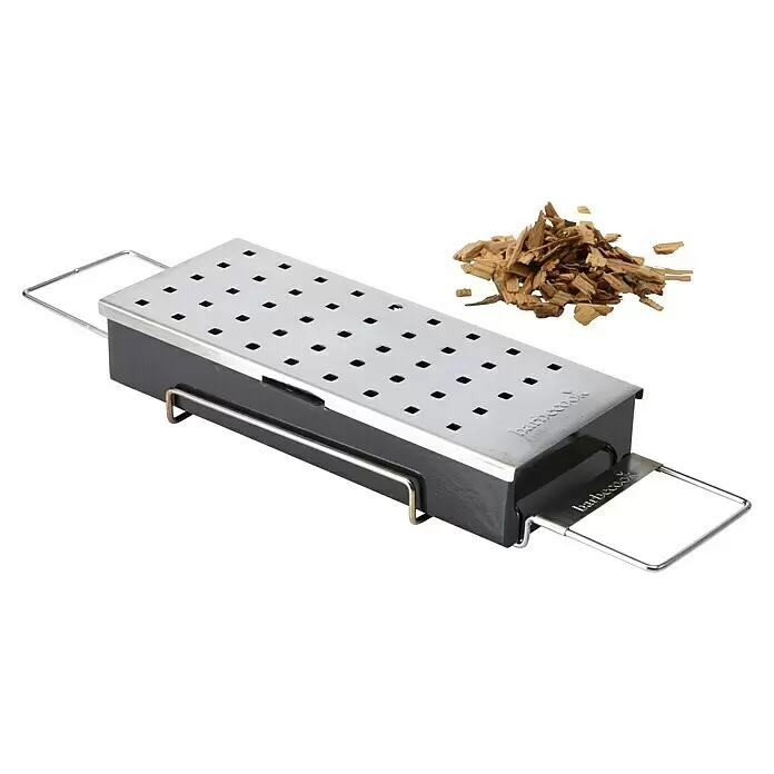 Barbecook Räucherbox - L x B x H: 9,5 x 4 x 23,2 cm, Edelstahl - Schwarz-silberne Räucherbox mit gelochtem Deckel und Metallgriffen, daneben ein Haufen Holzspäne.