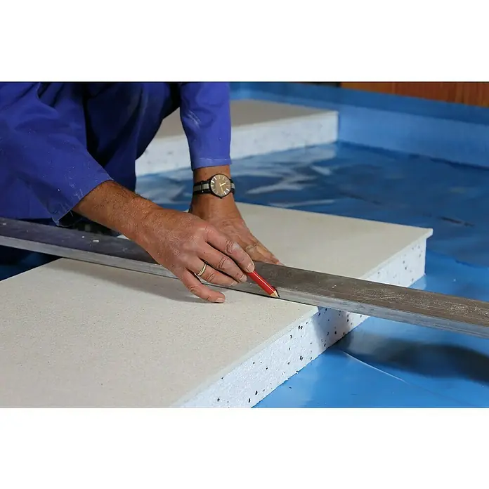 Bachl Dachbodenelement - Stärke: 120 mm, L x B: 1.000 x 500 mm - Nahaufnahme von Handwerkern, die Dämmplatten mit einem Bleistift und einer Metallschiene auf einer blauen Oberfläche markieren.