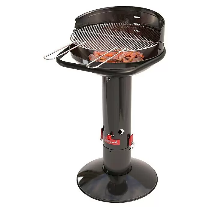 Barbecook Holzkohlegrill Loewy - Durchmesser Grillfläche: 47,5 cm, Schwarz, Stahl - Schwarzer Standgrill mit glänzender Oberfläche, Speisen auf dem Metallrost und roten Markenakzenten.