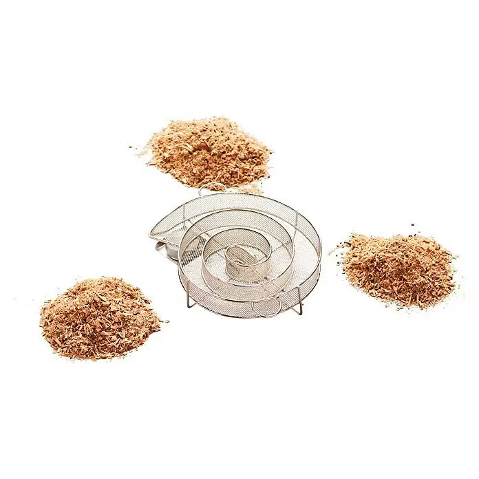 Barbecook Starter-Set Kalträuchern - Ø x H: 17 x 4,5 cm, Edelstahl - Silberner Spiralkaltrauchgenerator mit drei Haufen Holzspänen.