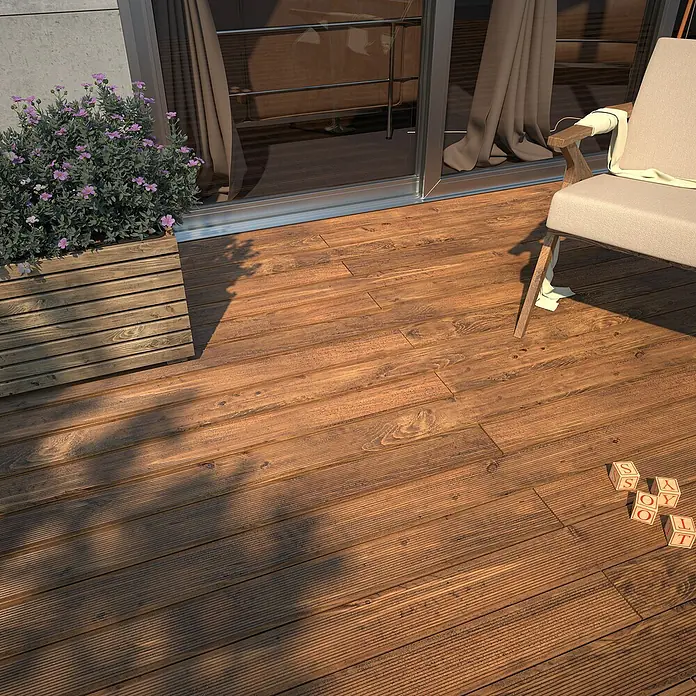 Cerland Tarima para terraza - L x An x Es: 240 x 12 x 2,8 cm, Pino - Un primer plano captura un espacio al aire libre soleado con una jardinera de madera, una silla y bloques de juguete sobre una cálida cubierta de madera.