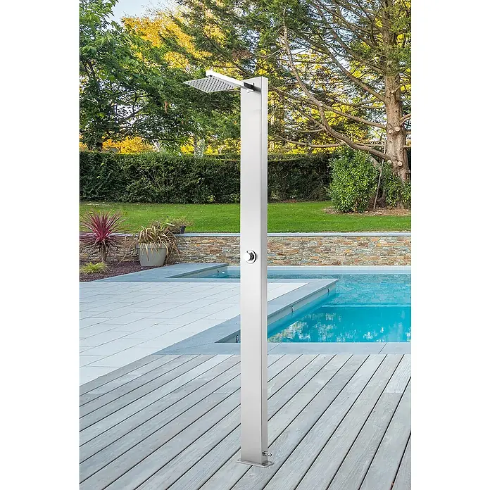 GardWell Pooldusche Motion - Höhe: 210 cm, Edelstahl, Silber - Elegante Edelstahl-Gartendusche neben einem Pool. Ein luxuriöses Detail für den Außenbereich, das Design und Funktionalität vereint.