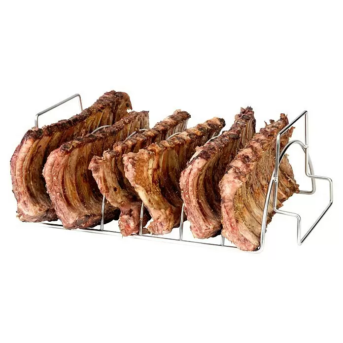 Barbecook Spare-Rib-Halter - L x B x H: 34,5 x 15 x 20 cm, Edelstahl - Gekochte, gewürzte Rippchen aufrecht in einem silbernen Metall-Bratenrost.