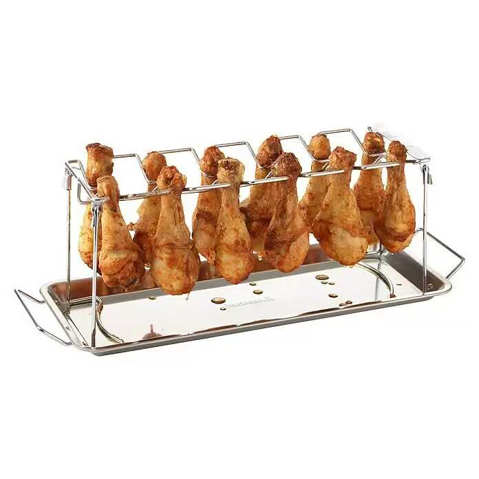 Barbecook Hähnchenkeulen-Halterung - L x B x H: 37,5 x 2 x 15,5 cm, Edelstahl - Hähnchenschenkel-Bratständer aus Edelstahl mit Abtropfschale, bestückt mit mehreren goldbraun gebratenen Hähnchenschenkeln.