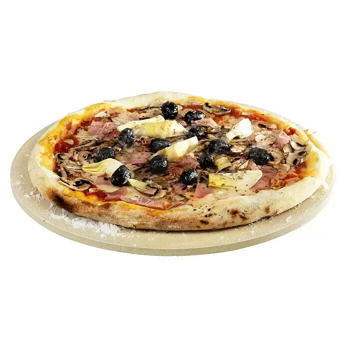 Barbecook Pizzastein - Durchmesser: 36 cm, Tonerde - Frisch gebackene Pizza mit Oliven, Artischockenherzen, Pilzen, Schinken und geschmolzenem Käse auf einem Pizzastein.
