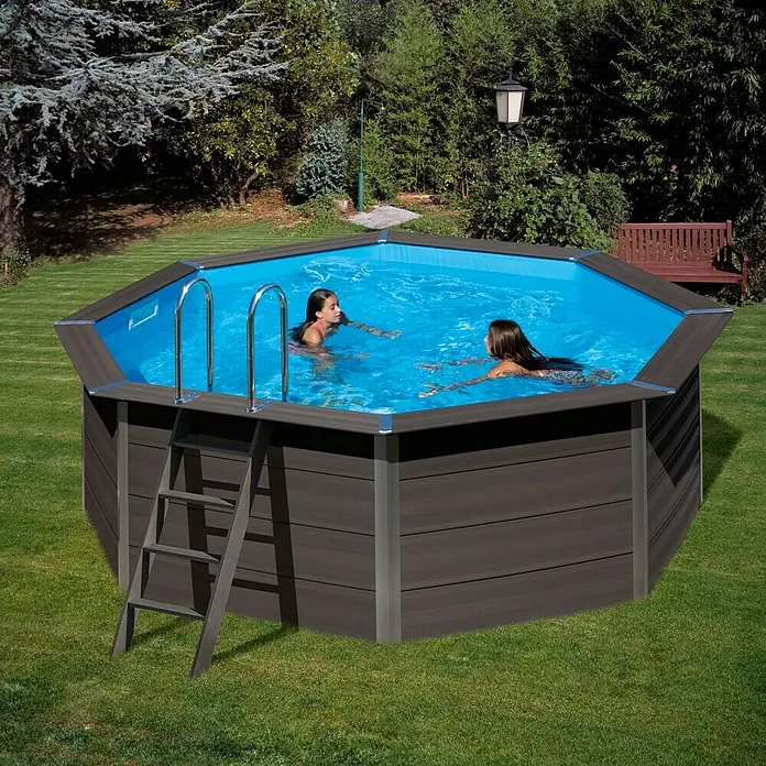 Gre Piscina de WPC Avantgarde - Ø x Al: 410 x 124 cm, Gris oscuro, 11.000 l - Piscina en el jardín con dos niñas. La piscina octogonal es de madera y tiene una escalera.
