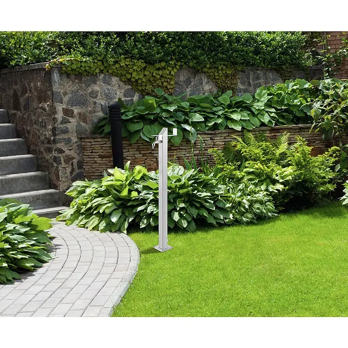 GardWell Wasserzapfstelle - Silber, Höhe: 93 cm, Edelstahl - Gartenansicht mit einem silbernen Wasserhahn mit Schlauchhalter, der sich perfekt in die gepflegte Rasenfläche einfügt.