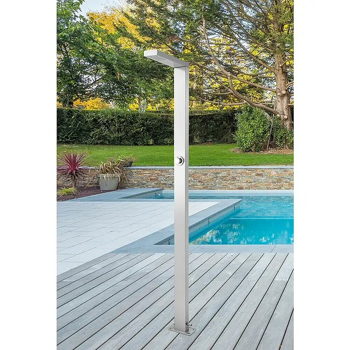 GardWell Pooldusche Ritual - Höhe: 210 cm, Edelstahl, Silber - Diese Abbildung zeigt eine moderne Gartendusche aus Edelstahl neben einem Pool, ideal für die schnelle Abkühlung im Garten.