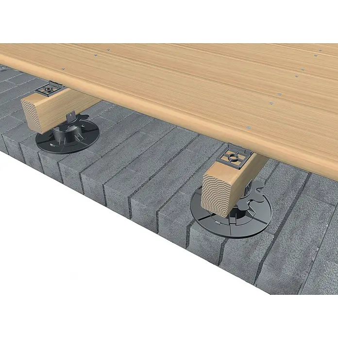 Rettenmeier Nivelador de suelos de terrazas Smallfoot - 1 ud., Plástico - La imagen muestra pedestales ajustables que soportan una terraza de madera sobre pavimento de piedra, facilitando la instalación.