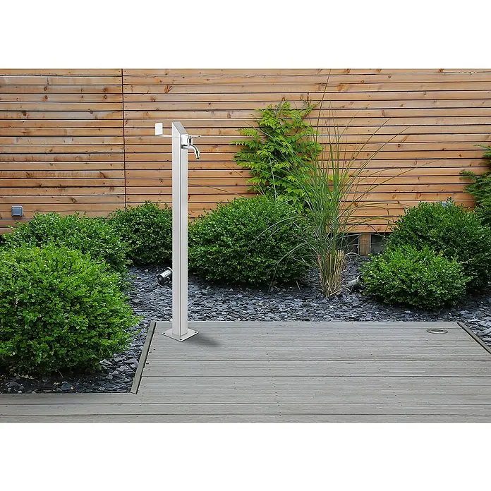 GardWell Wasserzapfstelle - Silber, Höhe: 93 cm, Edelstahl - Eine moderne Außendusche aus Edelstahl mit klaren Linien vor einer Holzwand. Ideal für Garten oder Poolbereich.