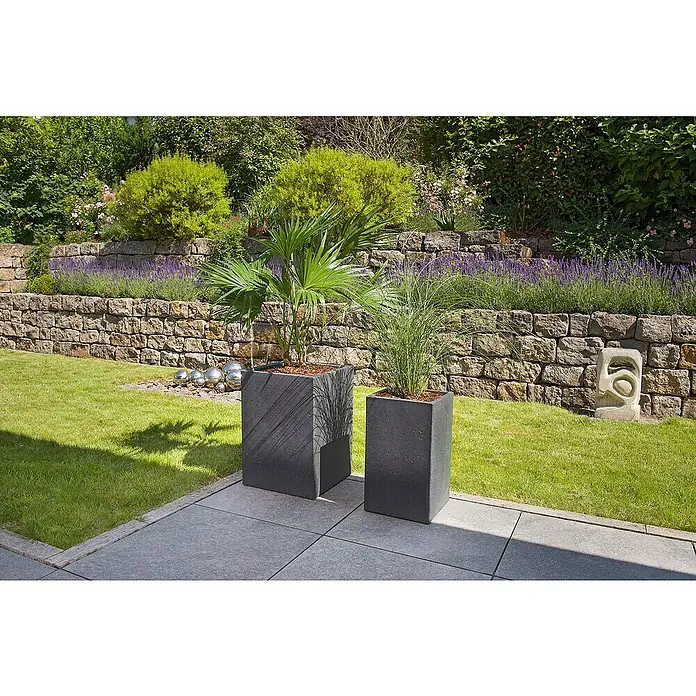 Scheurich Pflanzsäule eckig C-Cube - Außenmaß (L x B x H): 38 x 38 x 53,7 cm, Kunststoff, Schwarz - Elegante, anthrazitfarbene Pflanzgefäße in verschiedenen Größen mit üppigen Pflanzen auf einer stilvollen Terrasse.