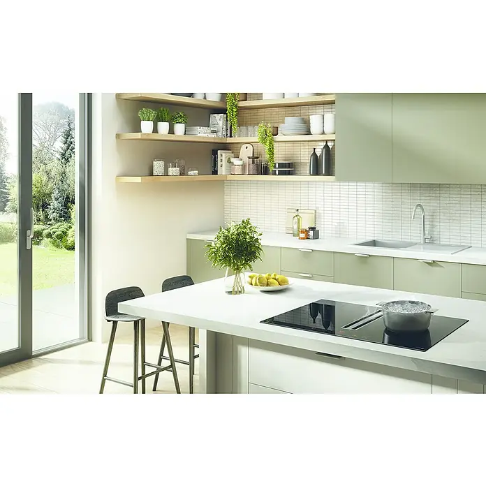Turboair Placa de cocción con campana Impulso - L x An: 51,5 x 83 cm, Número de fogones de inducción: 3 ud., Inducción - Diseño de cocina luminoso con isla, armarios verdes, estantes de madera y vistas a la naturaleza que crean un ambiente acogedor.