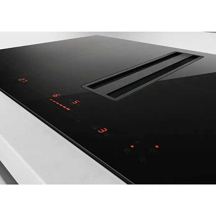Turboair Placa de cocción con campana Impulso - L x An: 51,5 x 83 cm, Número de fogones de inducción: 3 ud., Inducción - Primer plano de una elegante placa de cocina negra con extractor integrado, que muestra su diseño moderno y funcionalidad.