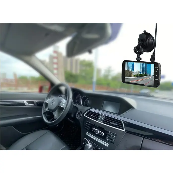AEG Dashcam DC 2 - 1920 x 1080 Pixel - Eine im Auto montierte Dashcam mit Saugnapfhalterung. Das Gerät zeigt eine klare Aufnahme der Straße vor dem Fahrzeug auf seinem Bildschirm.