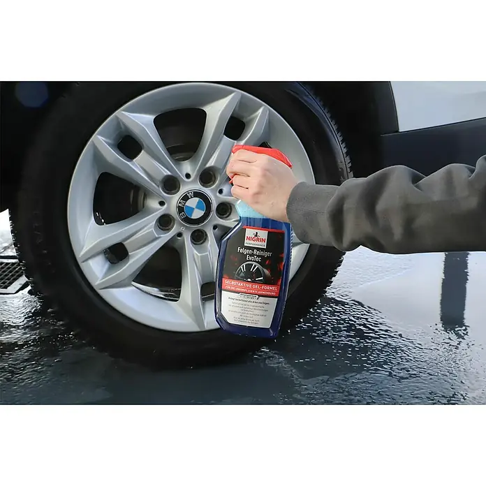 Nigrin Felgenreiniger - Nettovolumen: 750 ml - Felgenreiniger Evotec von Nigrin im Einsatz vor einem BMW-Rad. Das Produkt verspricht eine selbstaktive Gel-Formel für die unkomplizierte Anwendung.