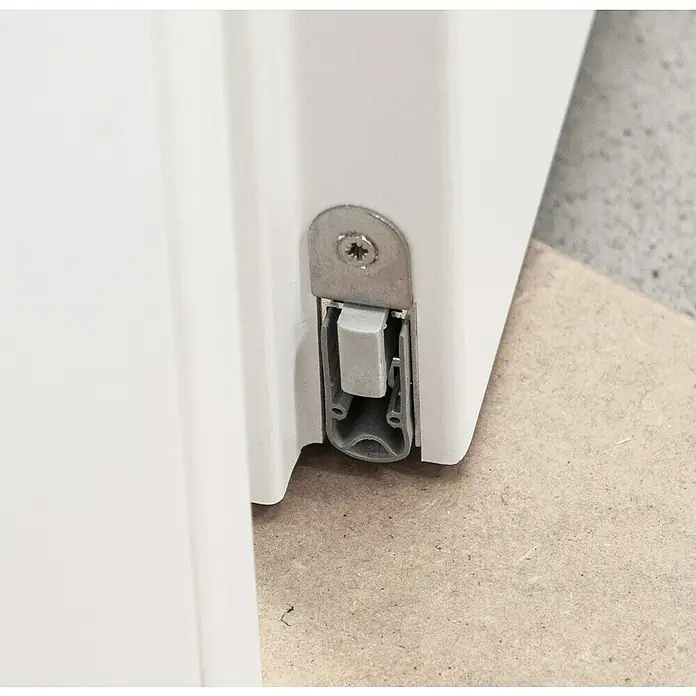 Invado Wohnungseingangstür FT1 - Klimaklasse nach RAL: II, 860 x 1.985 mm, DIN Anschlag: Rechts, Verkehrsweiß matt - Die Nahaufnahme zeigt eine weiße Tür mit einem automatischen Türschließer, der für einen dichten Abschluss sorgt und Energie spart.