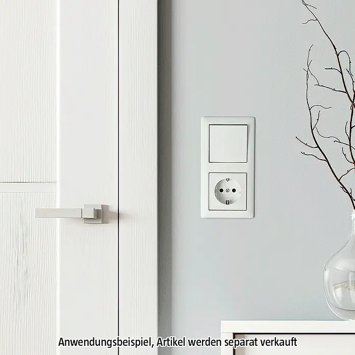 Berker S.1 Abdeckrahmen 10129909 - Polarweiß, 2-fach, Kunststoff - Eine Steckdose und ein Lichtschalter sind an einer Wand neben einer weißen Tür mit silbernem Griff montiert.