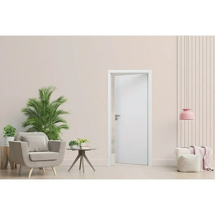 Invado Zimmertür ND1 - 860 x 2.110 mm, DIN Anschlag: Links, Verkehrsweiß matt, Röhrenspan - Einladendes Interieur mit offener weißer Tür, ergänzt durch eine grüne Pflanze und einen bequemen Sessel, schafft eine harmonische Atmosphäre.