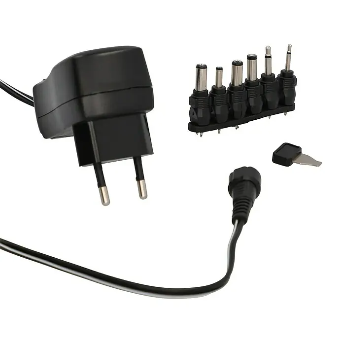 Profi Depot Universal-Netzteil 3-12 V - Schwarz, Max. Leistung: 7,2 W - Das Bild zeigt ein Netzteil mit verschiedenen Adaptern und einem Schlüssel. Die Adapter ermöglichen vielseitige Einsatzmöglichkeiten.