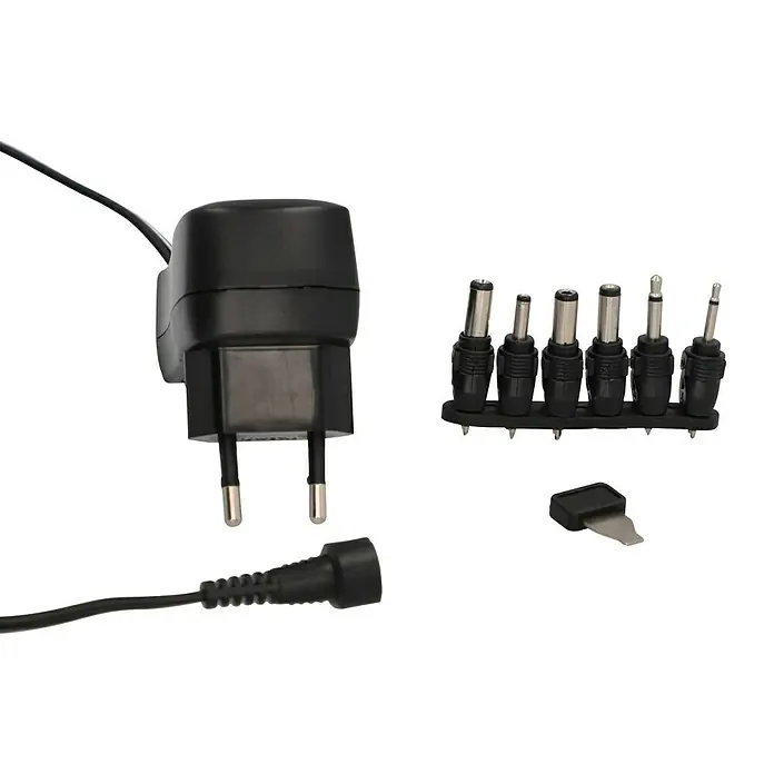 Profi Depot Universal-Netzteil 3-12 V - Schwarz, Max. Leistung: 7,2 W - Das Bild zeigt ein Netzteil mit verschiedenen Steckeraufsätzen, die für unterschiedliche Geräte geeignet sind. Praktisch für unterwegs!