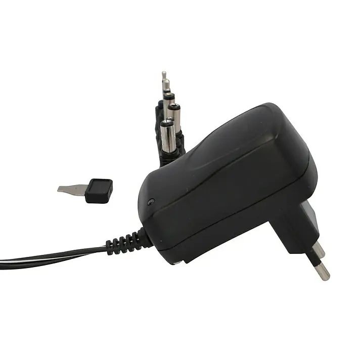 Profi Depot Universal-Netzteil 3-12 V - Schwarz, Max. Leistung: 7,2 W - Schwarzes Universal-Netzteil mit verschiedenen Aufsätzen für unterschiedliche Geräte, ideal für unterwegs oder als Ersatz.