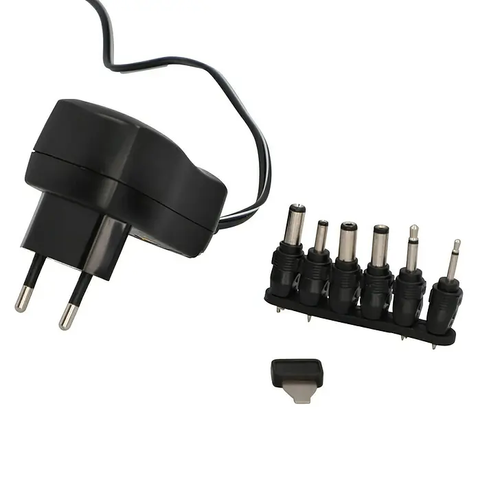 Profi Depot Universal-Netzteil 3-12 V - Schwarz, Max. Leistung: 7,2 W - Das Bild zeigt ein Netzteil mit verschiedenen Aufsätzen, die an unterschiedliche Geräte angeschlossen werden können.