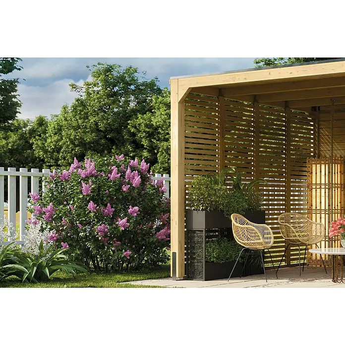Karibu Grillpavillon - B x T: 320 x 320 cm, Farbe Gestell: Naturbraun, Holz - Gartenbild mit blühendem Fliederbusch, gemütlicher Sitzecke unter einer Holzpergola und dekorativen Pflanzgefäßen.