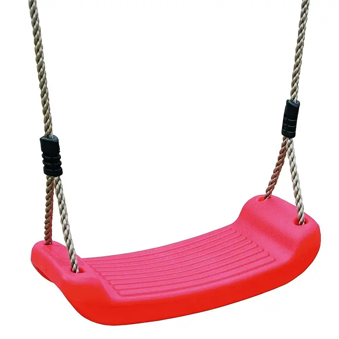 Karibu Kinderspielturm Benjamin - L x B x H: 244 x 198 x 309 cm, Naturbelassen, Mit blauer Rutsche - Nahaufnahme einer roten Schaukelsitzfläche mit Seilen und schwarzen Befestigungen.