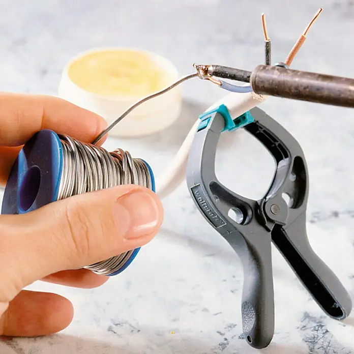 Wolfcraft Federzwinge Microfix - Spannweite: 30 mm, Ausladung: 30 mm - Lötzinnrolle und eine Klemme halten die Kabel, während ein Lötkolben sie verlötet. Ideal für Elektronikreparaturen und Hobbyprojekte.