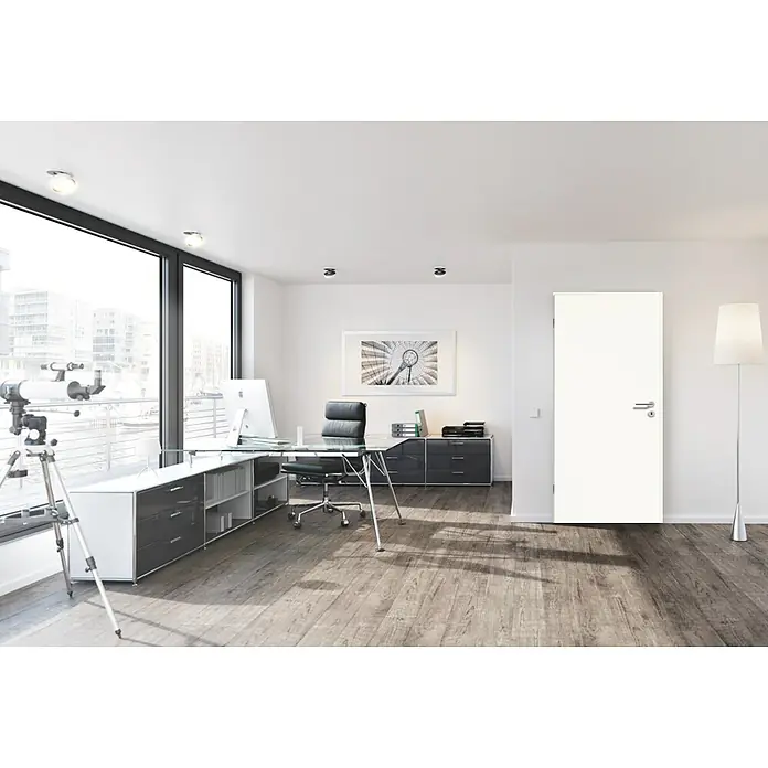 GetaDoor Laminit Türzarge GL 223 - 735 x 1.985 mm, Wandstärke: 100 mm, DIN Anschlag: Links, Weiß seidenmatt - Helle Büroraum-Szene mit einem modernen Schreibtisch, einem Teleskop am Fenster und einer schlichten weißen Tür, die den minimalistischen Stil unterstreicht.