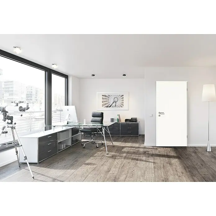 GetaDoor Laminit Türzarge GL 223 - 860 x 1.985 mm, Wandstärke: 165 mm, DIN Anschlag: Rechts, Weiß seidenmatt - Ein modernes Büro mit einem Schreibtisch, Bürostuhl und einer weißen Tür. Die Einrichtung ist minimalistisch und stilvoll.