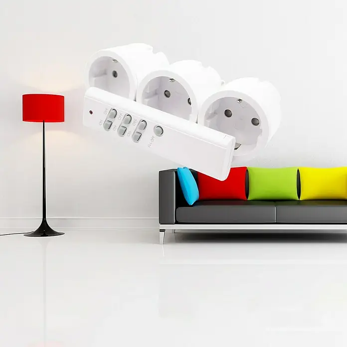 Intertechno Funksteckdosen-Set 3fach Zwischenstecker Set ein/aus mit Handsender - Weiß, Max. Anschlussleistung: 2.300 W, 3 -tlg. - Nahaufnahme von 3 weißen Steckdosen mit einer dazugehörigen Fernbedienung. Perfekt zur Steuerung von Geräten und Lampen im ganzen Haus.