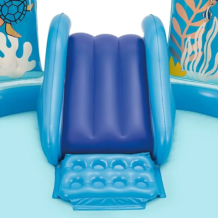 Funsicle Planschbecken Play Center WalMehrfarbig - Nahaufnahme einer blauen, aufblasbaren Wasserrutsche mit Stufen, Teil eines aufblasbaren Pools.
