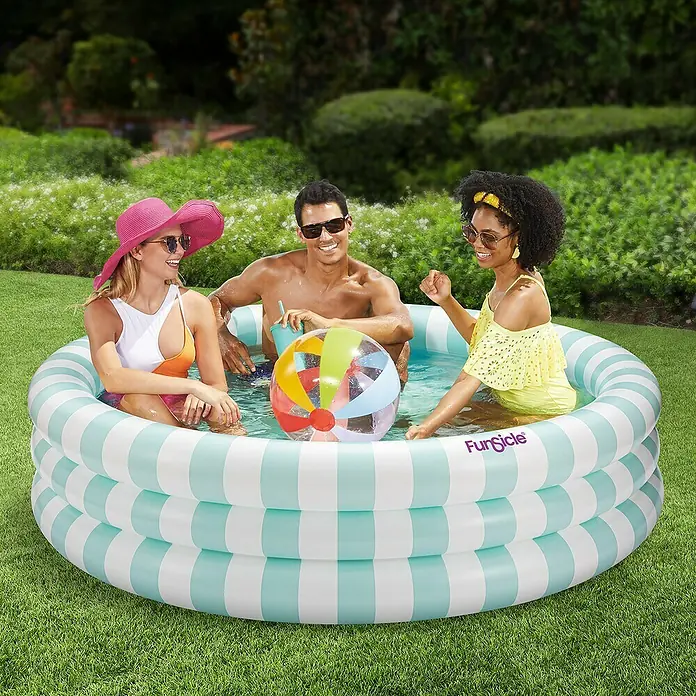 Funsicle Planschbecken Pastel Stripes - Ø x H: 168 x 45,72 cm - Ein aufblasbarer Pool mit drei Personen, die sich im Wasser vergnügen, mit einem bunten Ball im Pool.