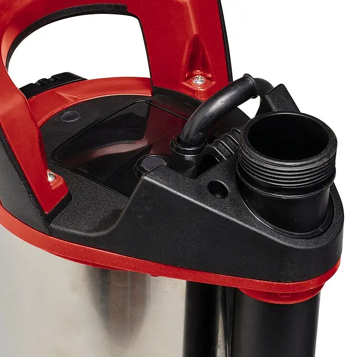 Einhell Schmutzwasserpumpe ECO GE-DP 7935 N-A - Max. Fördermenge: 19.500 l/h - Nahaufnahme einer Tauchpumpe mit rotem Griff und schwarzem Anschlussstück, ideal für den Einsatz in Haus und Garten.