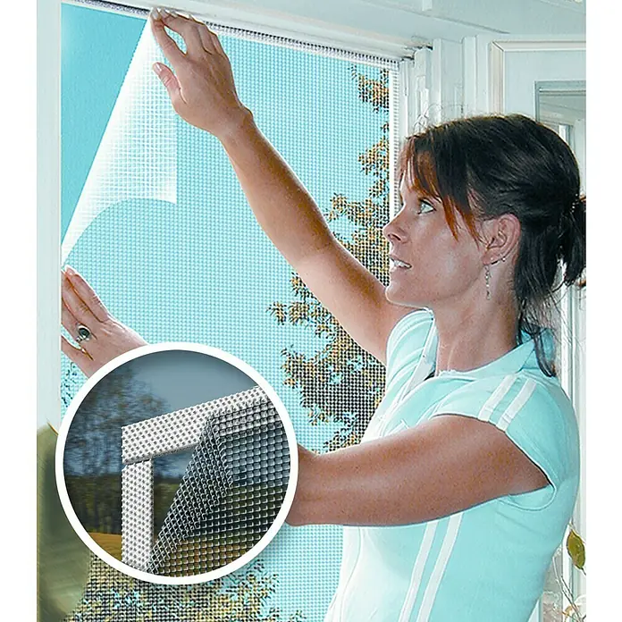 Schellenberg Cinta para mosquitera - Largo: 5,6 m, Autoadhesivo - Una mujer fija una mosquitera magnética a una ventana. La mosquitera magnética es una solución sencilla y eficaz.