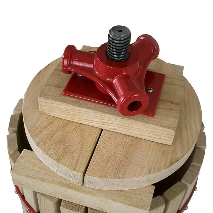 Güde Obstpresse OP 12 - Fassungsvermögen: 12 l - Detailaufnahme einer Obstpresse mit rotem Presskopf, stehend auf Holz, ideal zur Saftherstellung aus Früchten.