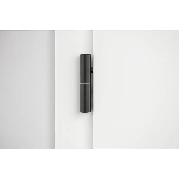 Diamond Doors Black Edition Türband Paar - L x B x H: 70 x 100 x 185 mm, Schwarz, Passend für: 2-teilige Holzzargen und schwarze Zimmertürgarnituren, 2 Stk. - Nahaufnahme eines schwarzen Türbands, das an einer weißen Tür befestigt ist. Detailaufnahme eines hochwertigen Türbeschlags.