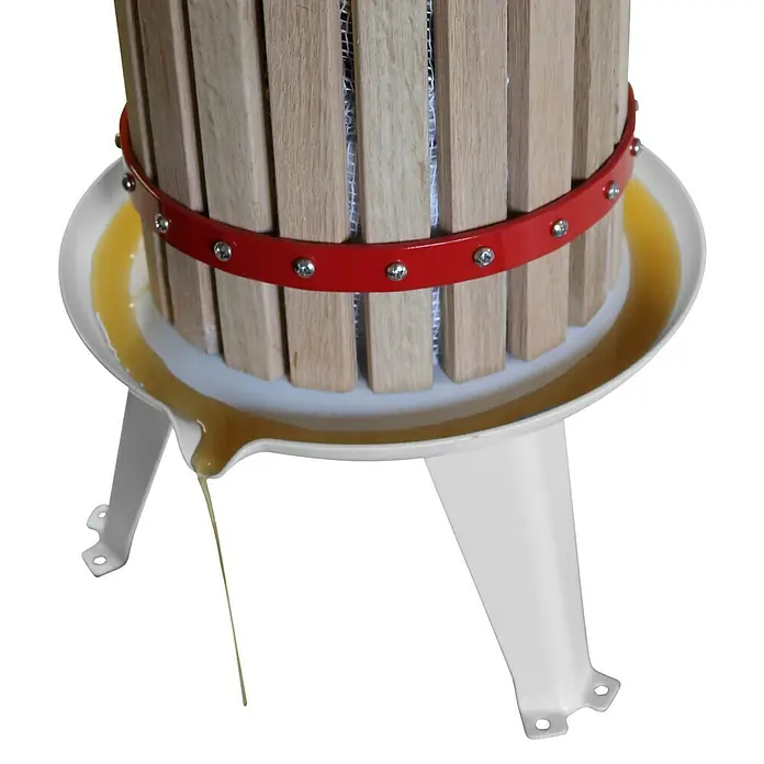 Güde Obstpresse OP 12 - Fassungsvermögen: 12 l - Nahaufnahme einer Weinpresse aus Holz mit einem roten Metallband und Saft, der in eine weiße Auffangschale läuft.