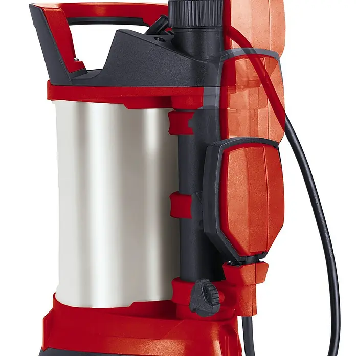 Einhell Schmutzwasserpumpe ECO GE-DP 7535 N LL - Max. Fördermenge: 18.500 l/h - Nahaufnahme einer Einhell Gartenpumpe mit rotem Griff und schwarzem Stromkabel.
