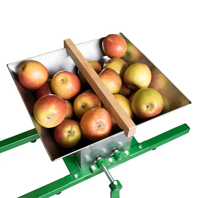 Güde Obstmühle OM 7 - Fassungsvermögen: 7 l - Nahaufnahme eines Apfelmühle-Trichters, gefüllt mit Äpfeln, ideal für die Saftherstellung.