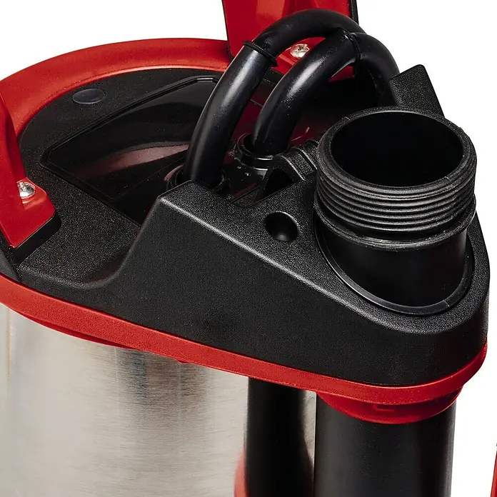 Einhell Schmutzwasserpumpe ECO GE-DP 7535 N LL - Max. Fördermenge: 18.500 l/h - Detailansicht einer Tauchpumpe mit rotem und schwarzem Gehäuse und einem silbernen Zylinder.