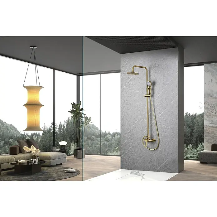 Camargue Sabati Sistema de ducha - Con grifo monomando, Oro - Diseño elegante de baño con una grifería de ducha dorada montada en una pared de mármol gris. Ambiente lujoso para una experiencia de ducha relajante.