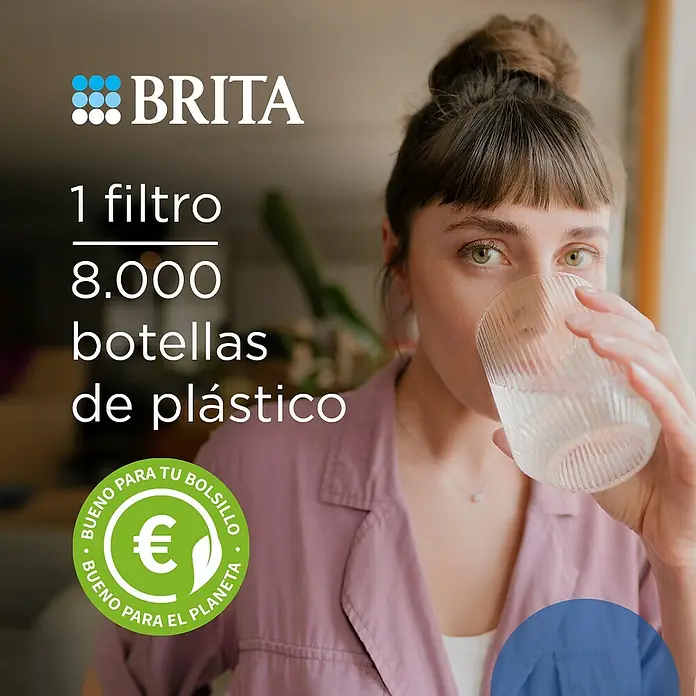Brita Filtro de agua Mypure Slim V-MF - Apto para: Fregaderos, Capacidad volumétrica: 8.000 l - Anuncio de filtro de agua BRITA: Una mujer bebe agua de un vaso, con el eslogan "1 filtro = 8.000 botellas de plástico".