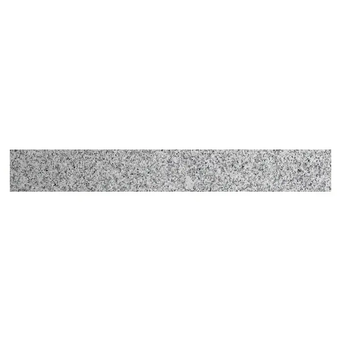 Sockelfliese Bianco Cordo - 8 x 61 cm, Grau, Glänzend - Nahaufnahme einer grauen Granitoberfläche, die Textur und Muster des Steins hervorhebt.\n
