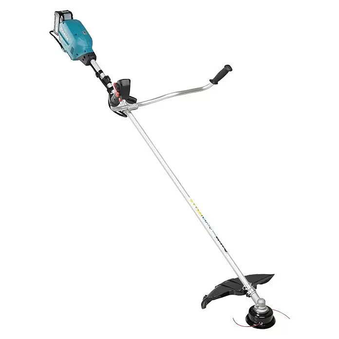 Makita XGT 40V max. Akku-Freischneider DUR013GT204 - 40 V, 5 Ah, 2 Akkus - Makita Akku-Motorsense mit blauem Motorgehäuse, schwarzem Akku, silbernem Schaft und schwarzem Schutz, einsatzbereit.