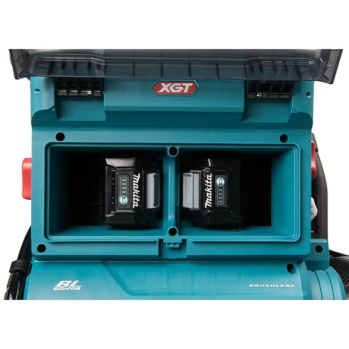 Makita XGT 40V max. Akku-Sprühgerät PM001GZ01 - 40 V, Ohne Akku, 15 l - Akkubetriebener Makita-Staubsauger mit zwei eingesetzten Akkus in blauer Farbe und XGT-Logo.
