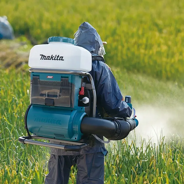 Makita XGT 40V max. Akku-Sprühgerät PM001GZ01 - 40 V, Ohne Akku, 15 l - Der Makita XGT Akku-Rückensprüher im Einsatz auf einem Feld, ideal für Landwirtschaft und Gartenbau.